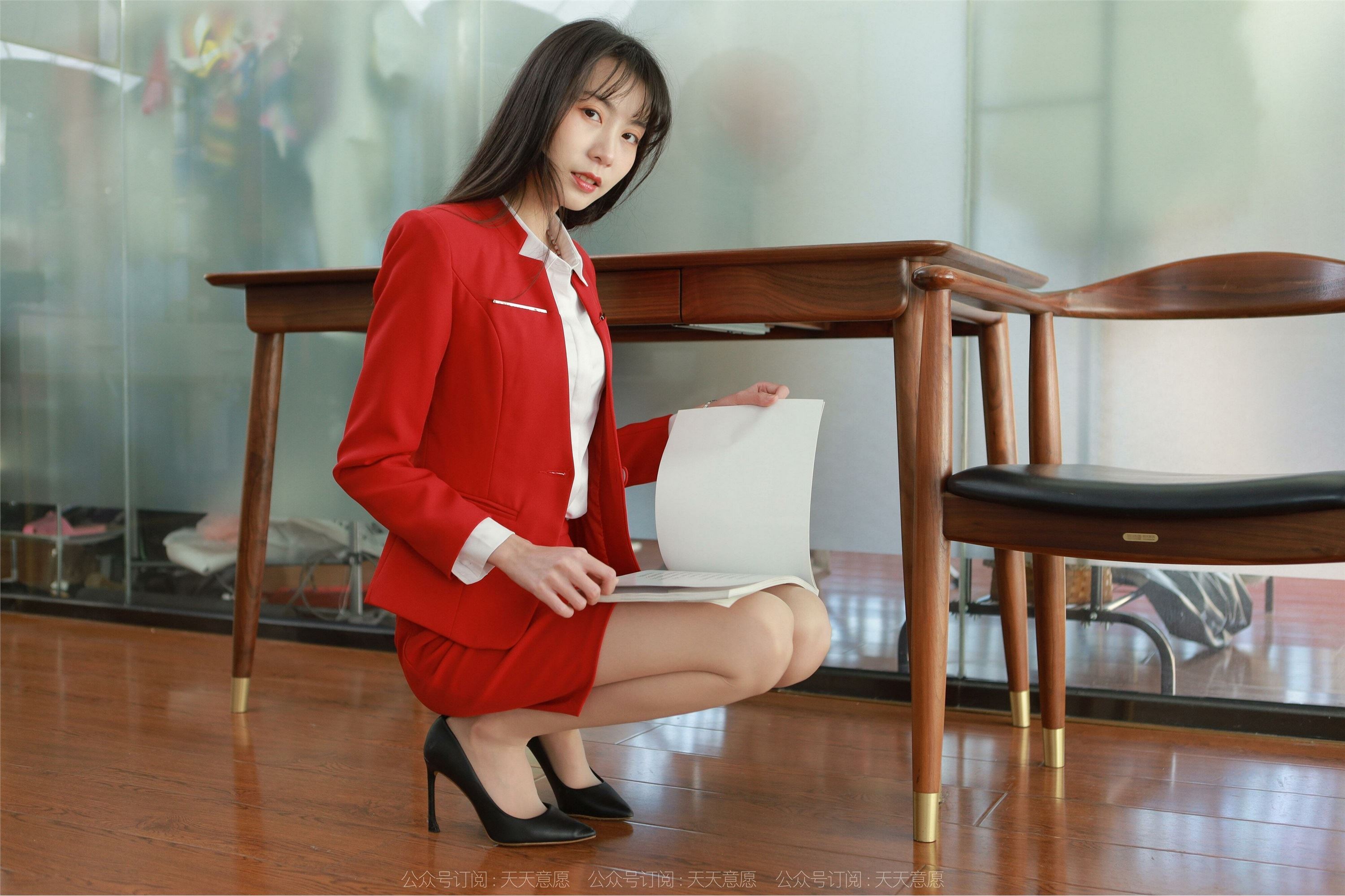 IESS异思趣向  2022.05.03 丝享家 1077：团团《红裙丽人大长腿》